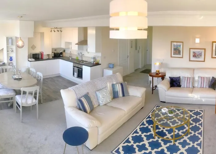 Superb Penthouse With Balcony, Lift, Parking, Views Scarborough