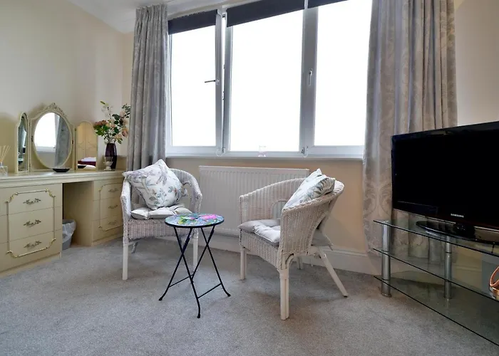 Superb Penthouse With Balcony, Lift, Parking, Views *