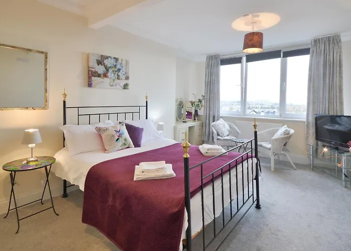 Superb Penthouse With Balcony, Lift, Parking, Views Scarborough