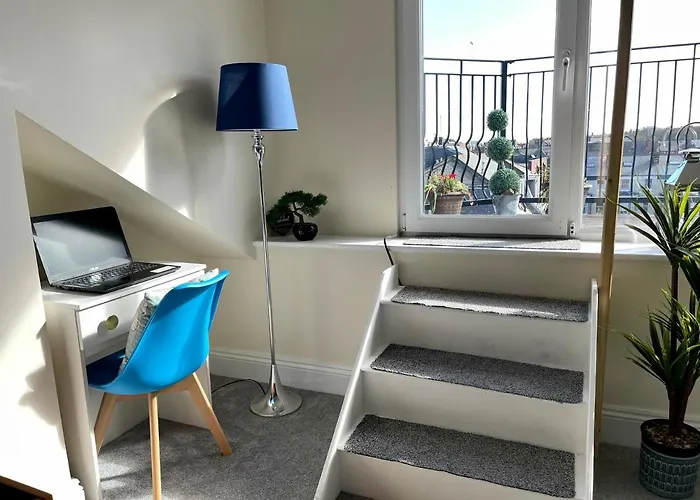 Superb Penthouse With Balcony, Lift, Parking, Views * Scarborough