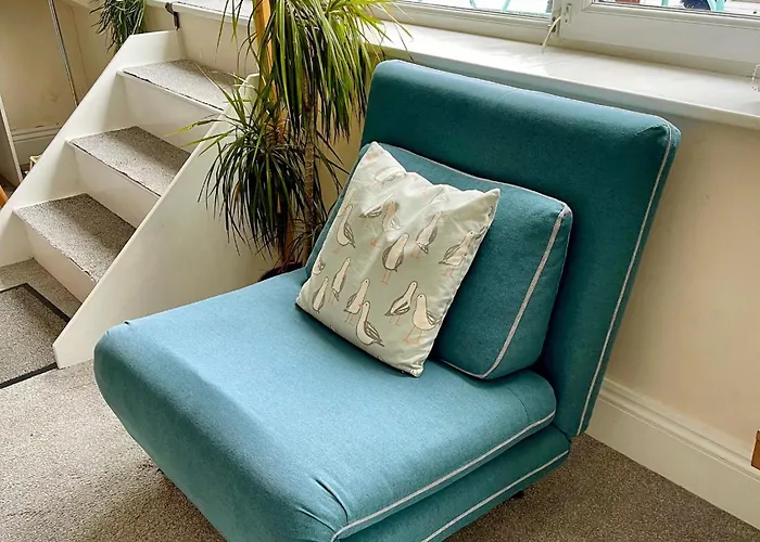 Superb Penthouse With Balcony, Lift, Parking, Views * Scarborough