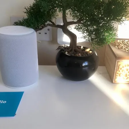 Superb Penthouse With Balcony, Lift, Parking, Views スカーバラ