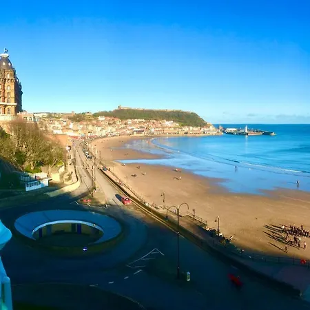 Penthouse, Private Balcony, Superb Views, Lift, Reserved Free Parking Apartman