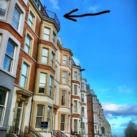 Superb Penthouse With Balcony, Lift, Parking, Views スカーバラ