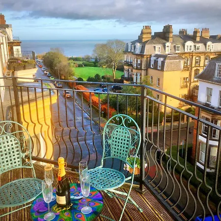 Superb Penthouse With Balcony, Lift, Parking, Views アパート