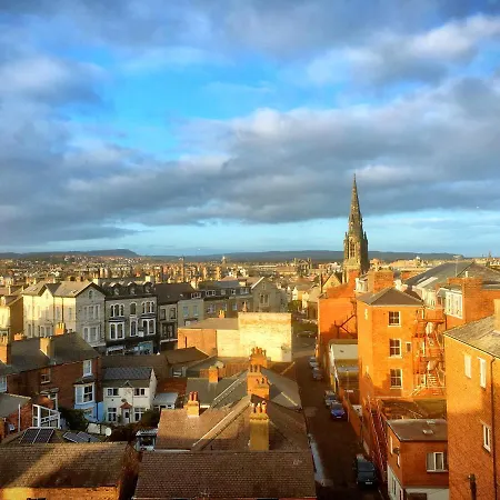 Apartment Penthouse, Private Balcony, Superb Views, Lift, Reserved Free Parking Scarborough
