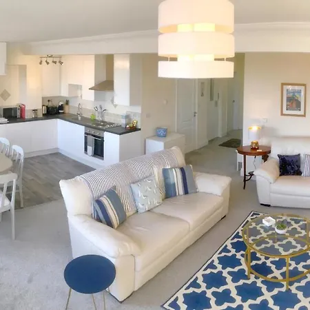 Superb Penthouse With Balcony, Lift, Parking, Views スカーバラ