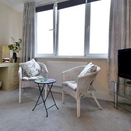 Penthouse, Private Balcony, Superb Views, Lift, Reserved Free Parking *