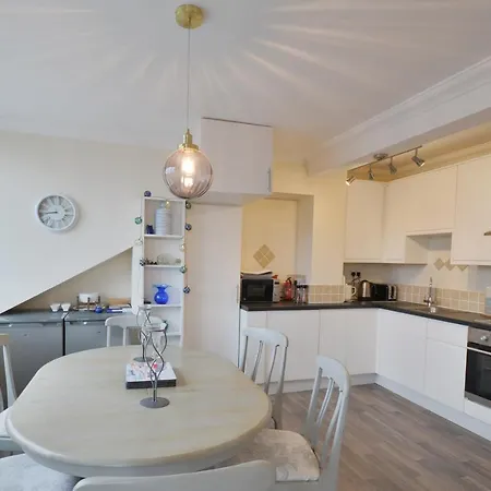 Penthouse, Private Balcony, Superb Views, Lift, Reserved Free Parking Apartman *