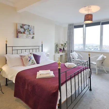 Penthouse, Private Balcony, Superb Views, Lift, Reserved Free Parking Scarborough