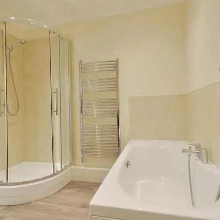 Penthouse, Private Balcony, Superb Views, Lift, Reserved Free Parking Apartment Scarborough