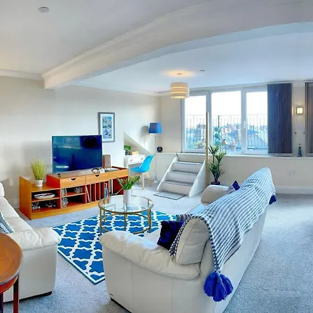Apartment Penthouse, Private Balcony, Superb Views, Lift, Reserved Free Parking *