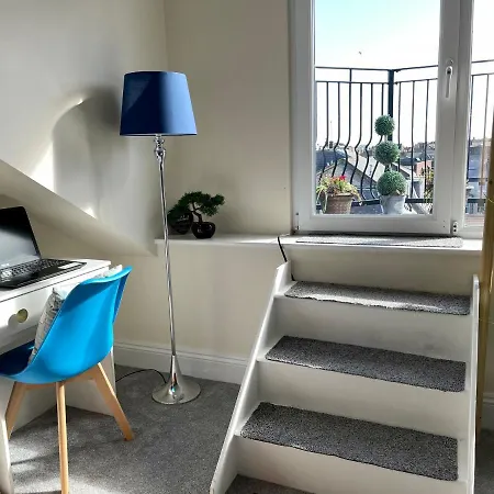 Penthouse, Private Balcony, Superb Views, Lift, Reserved Free Parking * Scarborough