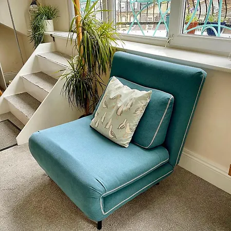 Penthouse, Private Balcony, Superb Views, Lift, Reserved Free Parking * Scarborough