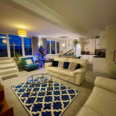 Penthouse, Private Balcony, Superb Views, Lift, Reserved Free Parking Apartment Scarborough