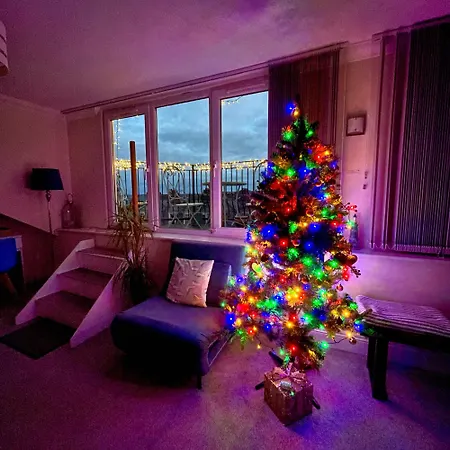Penthouse, Private Balcony, Superb Views, Lift, Reserved Free Parking Apartment *