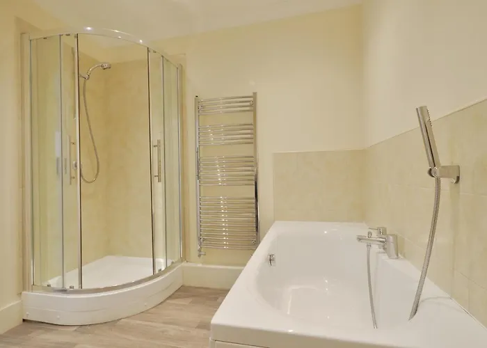 Superb Penthouse With Balcony, Lift, Parking, Views 公寓 斯卡伯勒