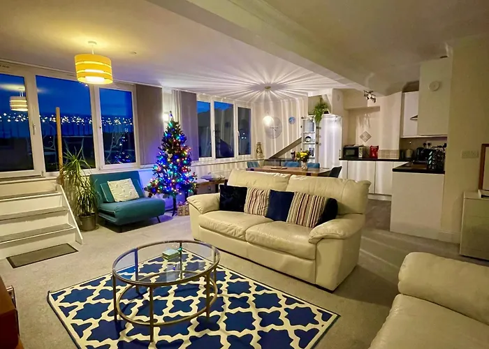 Superb Penthouse With Balcony, Lift, Parking, Views 公寓 斯卡伯勒